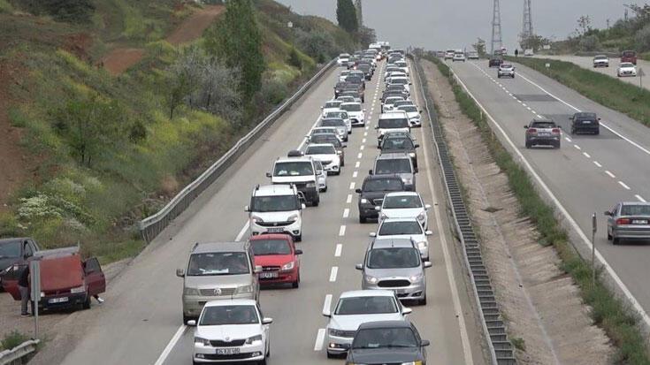 'Kilit kavşak'ta uzun araç kuyrukları
