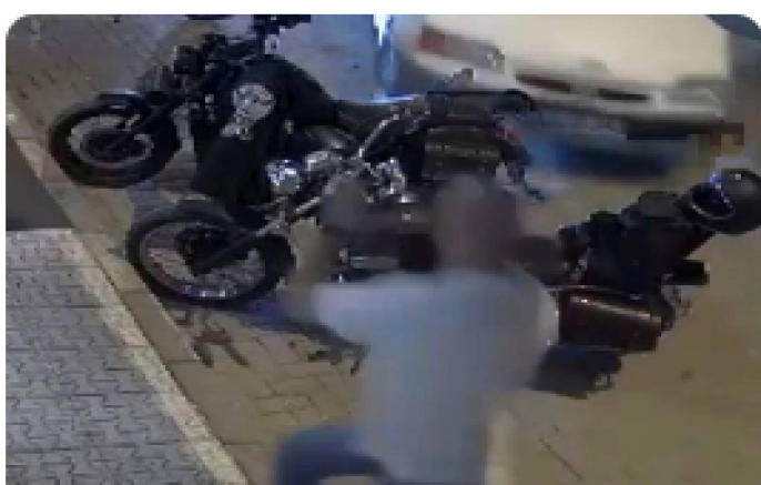 Kimse ne olduğunu anlayamadı, temizlik yapan esnaf kamyonetin altında kalmaktan son anda kurtuldu