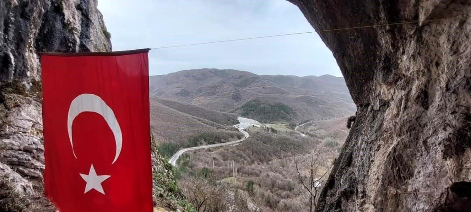 Kimsenin çıkamadığı Şahinkaya Mağarası'na Türk bayrağı astı