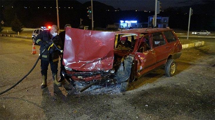 Kırmızı ışıkta geçti: 4 yaralı