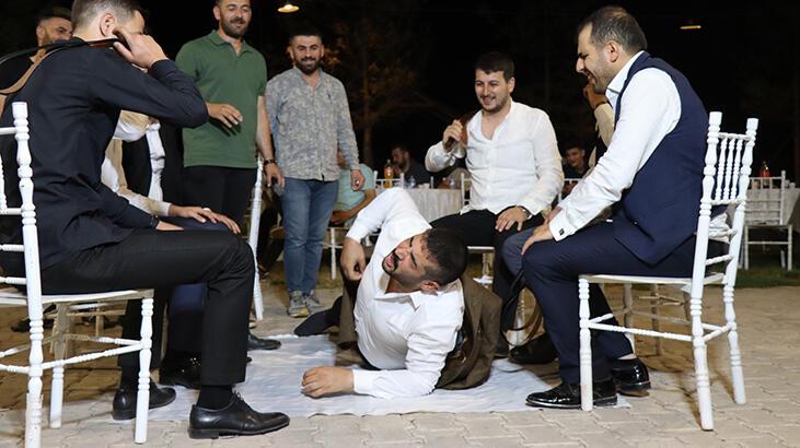 Kısır gecesinde arkadaşları, damat ve sağdıcı güle oynaya dövdüler