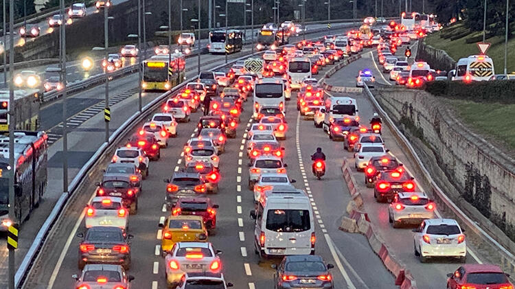 Kısıtlama sonrası İstanbul'da trafik yoğunluğu!