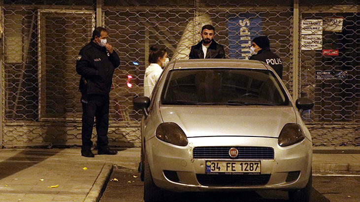 Kısıtlamada yakalandılar, arabanın arkasına saklandılar