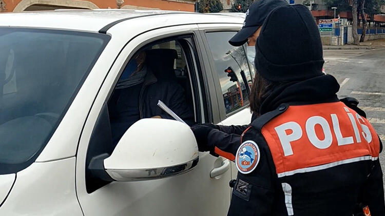 Kısıtlamada yemek yemeğe çıktılar, ceza yediler!