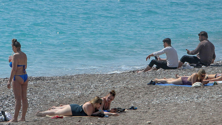Kısıtlamadan muaf turistler denizin keyfini sürdü
