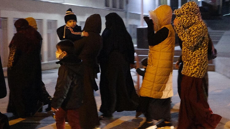 Kısıtlamayı ihlal eden yabancı kadınlar düğün dönüşü yakalandı!