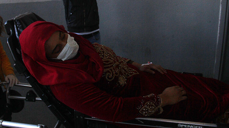 Kıskançlık krizine girip kendisinden 19 yaş küçük eşini bıçakladı!