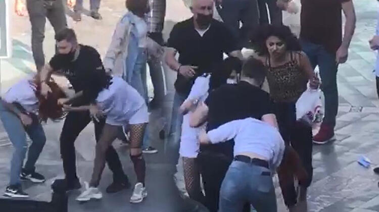 Kızlar cadde ortasında saç saça baş başa kavga etti