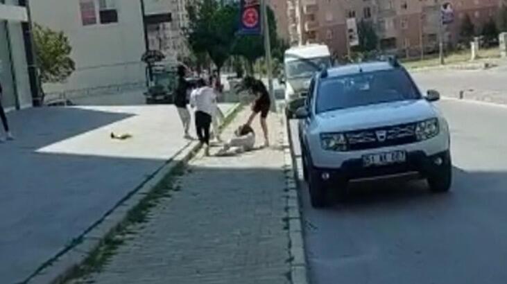 Kızların kavgasına müdahale etmedi, tepki topladı!