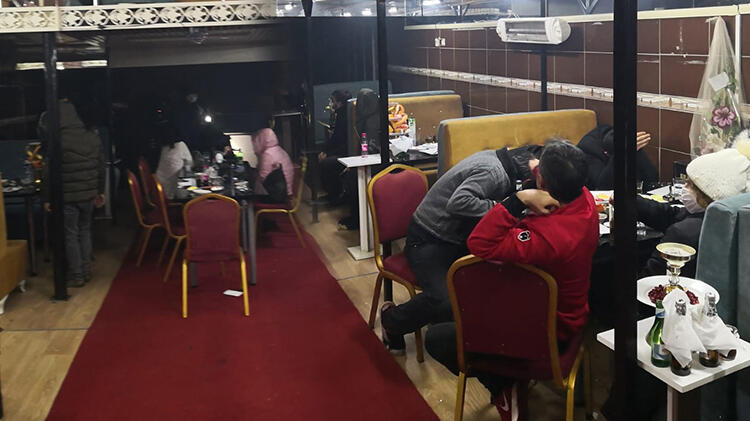 Koç başıyla kapısı kırılan ruhsatsız gazinoda eğlenirken yakalandılar