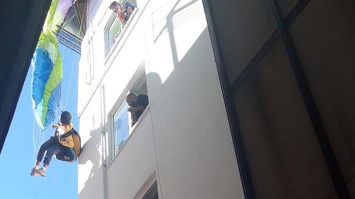 Kontrolünü kaybeden yamaç paraşütçüsü, 4 katlı binanın çatısında asılı kaldı