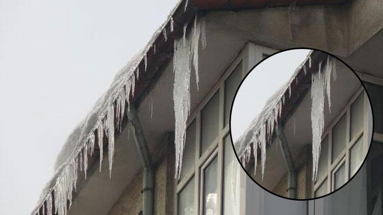 Konya'da, çatılarda 2 metrelik buz sarkıtları oluştu