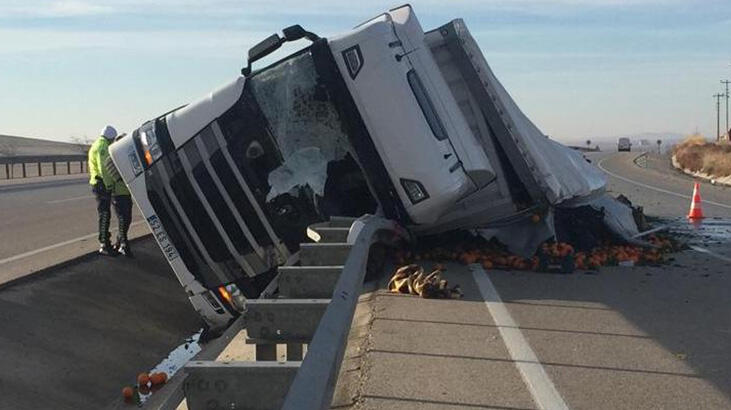 Konya'da meyve ve sebze yüklü TIR devrildi: 1 yaralı