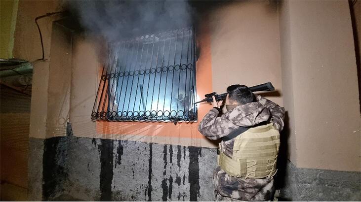 Korku dolu anlar! Camı kırıp, evi kundakladılar