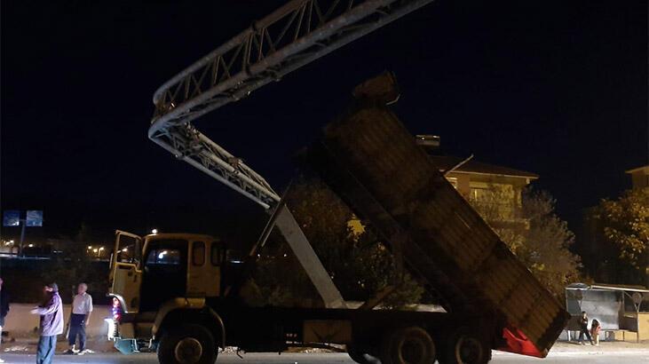 Korku dolu anlar! Kamyonun damperini açık unuttu