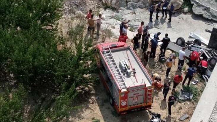 Korkunç kaza! Kamyonet köprüden uçtu