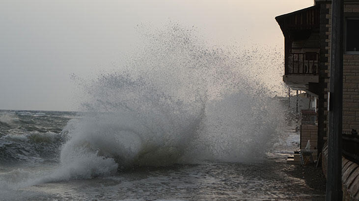 Korkutan anlar! Dalgalar evlere kadar ulaştı
