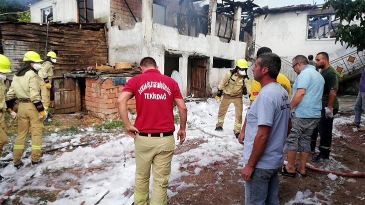 Korkutan yangın! 2 katlı ev kullanılamaz hale geldi