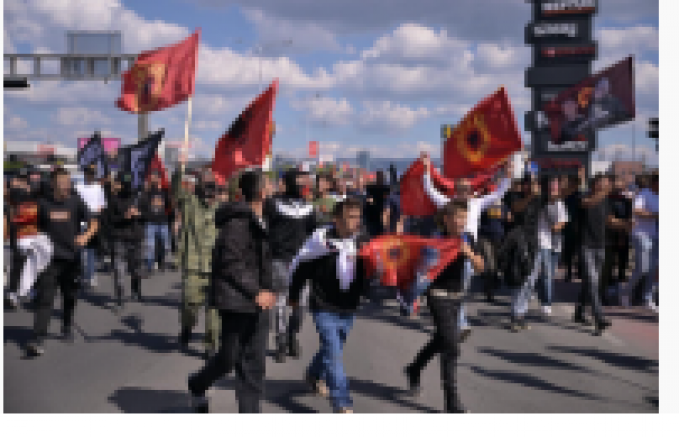 Kosovalılar eski Cumhurbaşkanı Thaçi’nin mahkumiyeti sonrası Lahey’de polisle çatıştı