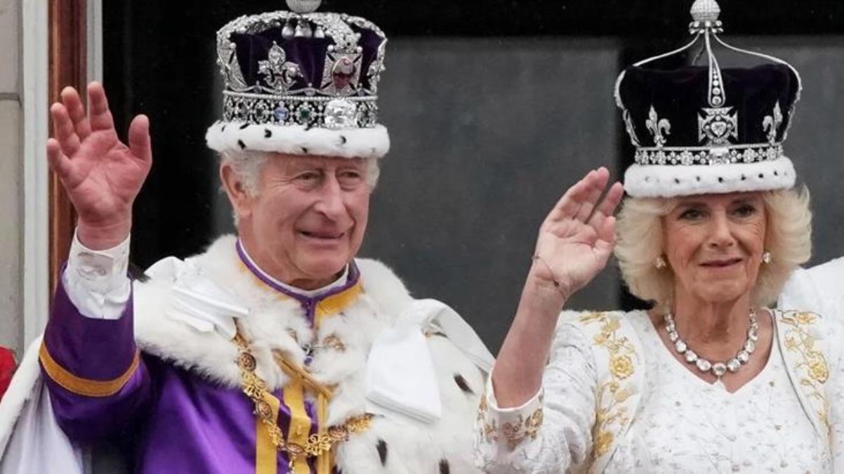 Kraliyet tacını giyen Kral III. Charles ve Kraliçe'den balkon konuşması! Büyük fotoğrafta dikkat çeken bir eksik var
