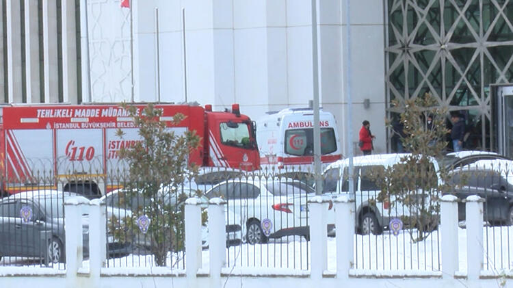 Kriminal laboratuvarında madde inceleyen 3 polis fenalaştı