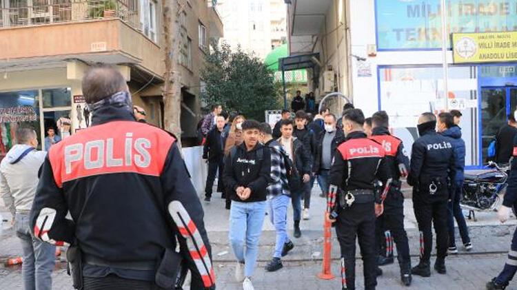 Kuaför çalışanlarıyla öğrenciler arasında taşlı-sopalı kavga: 1'i polis, 3 yaralı