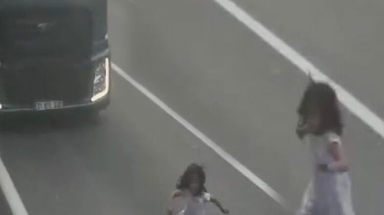 Küçük kız TIR’ın altında kalmaktan son anda kurtuldu!