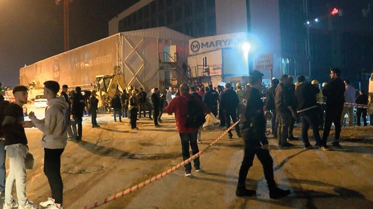 Küçükçekmece'de duvarında çatlaklar oluşan üniversite binası boşaltıldı