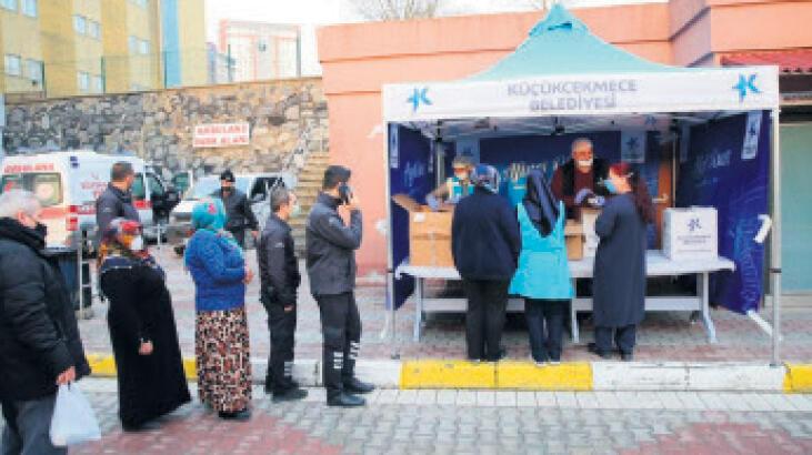 Küçükçekmece’de ihtiyaç sahiplerine sıcak yemek