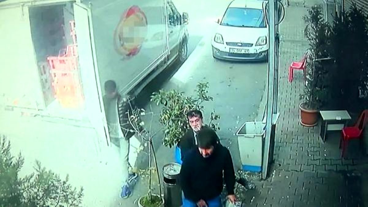 Küçükçekmece'de kamyonetin açık kapısının çarptığı kişi: Arkadaşım vurdu sandım