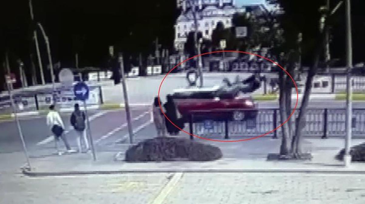 Küçükçekmece'de otomobilin çarptığı 2 üniversiteli genç kız havada böyle savruldu