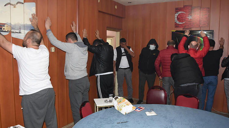 Kumar oynarken yakalanan 13 kişiye 41 bin lira ceza
