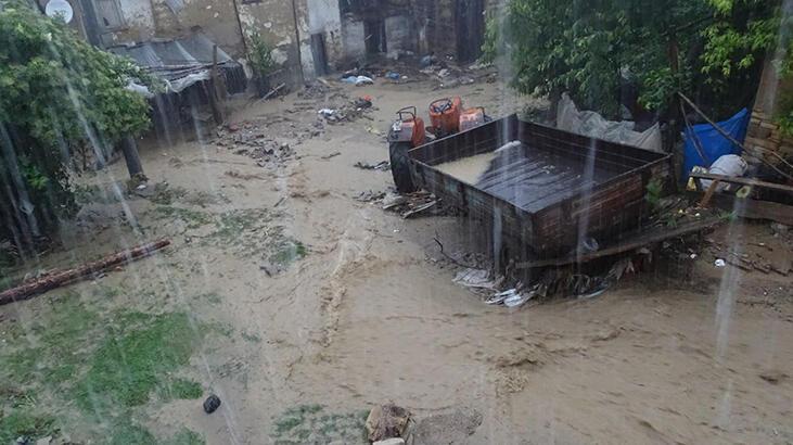 Kütahya’da sağanak su baskınlarına yol açtı