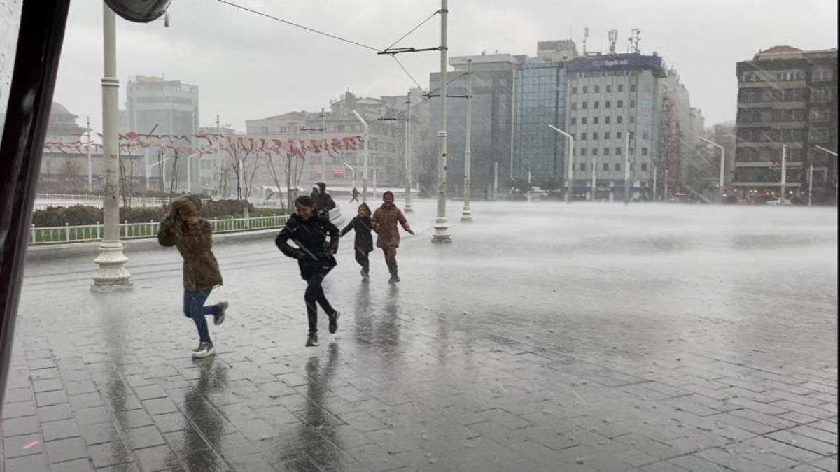 Kuvvetli yağış ve fırtına geliyor! Meteoroloji'den 57 il için uyarı