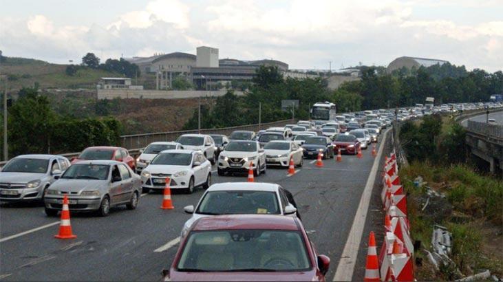 Kuyruğun ucu bucağı yok! İstanbul istikametinde trafik kilitlendi