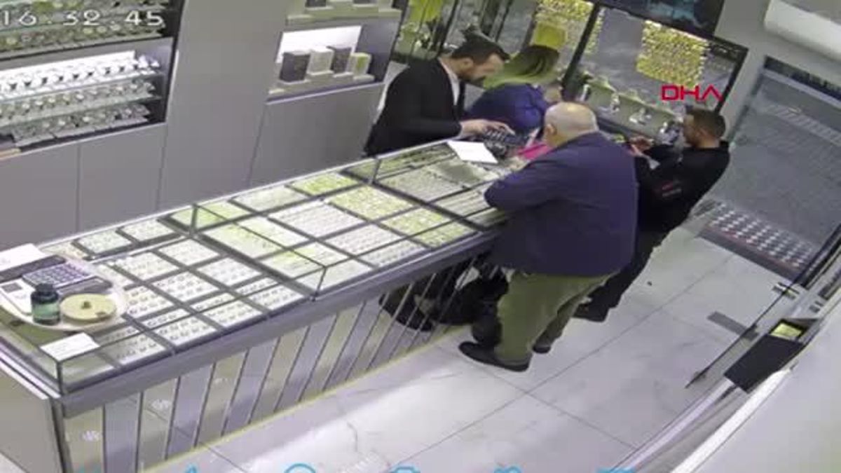 KUYUMCUDAN ALDIĞI BİLEZİKLE KAÇMAYA ÇALIŞIRKEN YAKALANDI