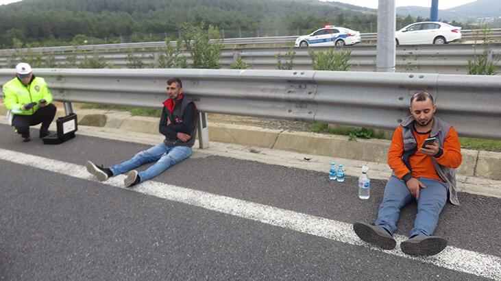 Lastiği patlayan kamyonet devrilerek metrelerce sürüklendi