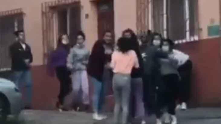 Liseli kızların erkek kavgası şok etti!