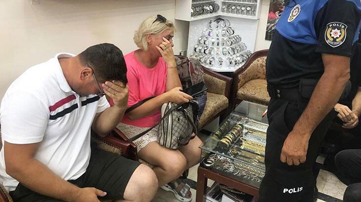 Macaristanlı çiftin altın bileklik hırsızlığı kamerada