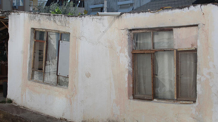 Mahallenin zemini çöktü, evler yan yattı