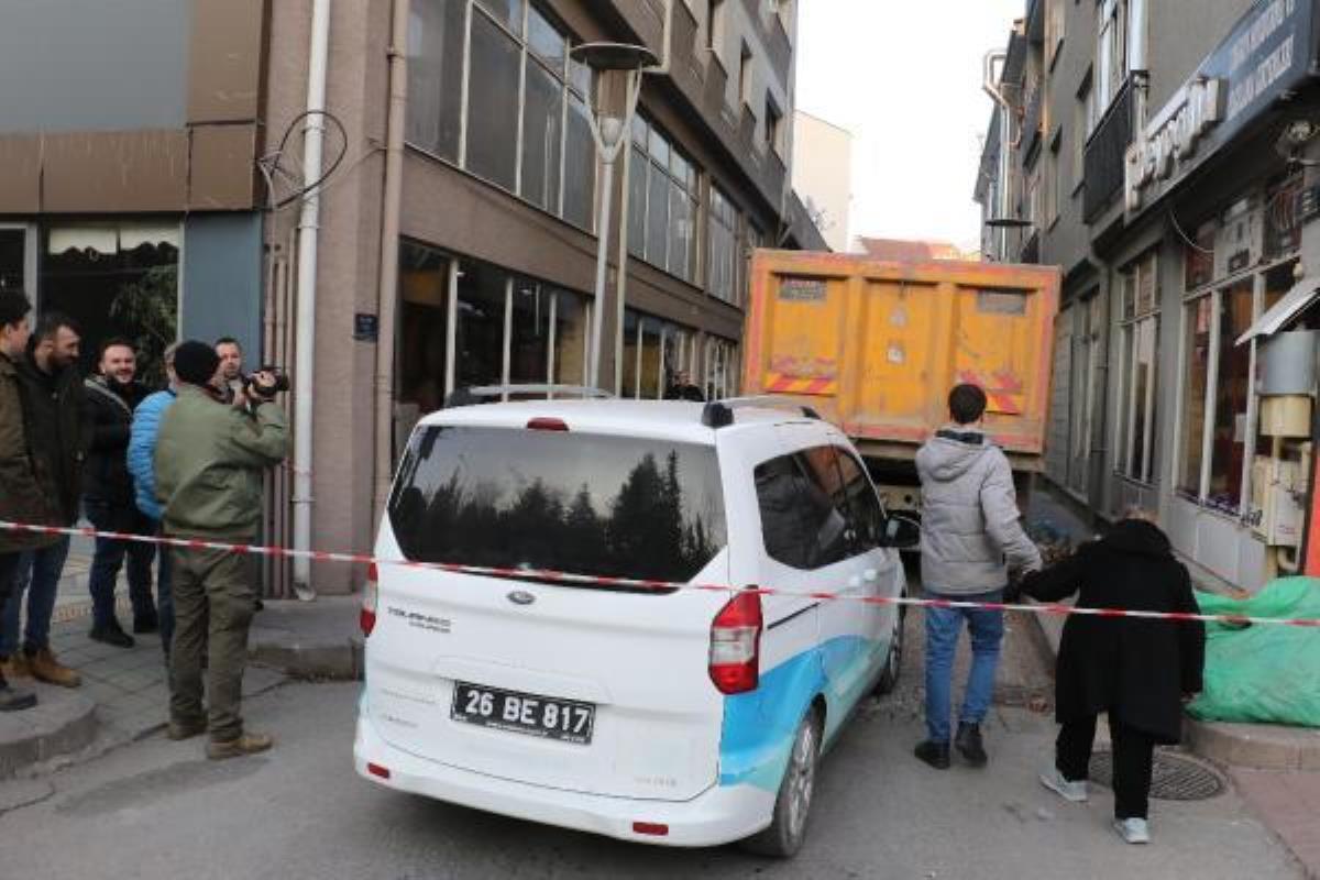 Mahkeme kararıyla boşaltılan apartman dairesinden 40 ton çöp çıktı