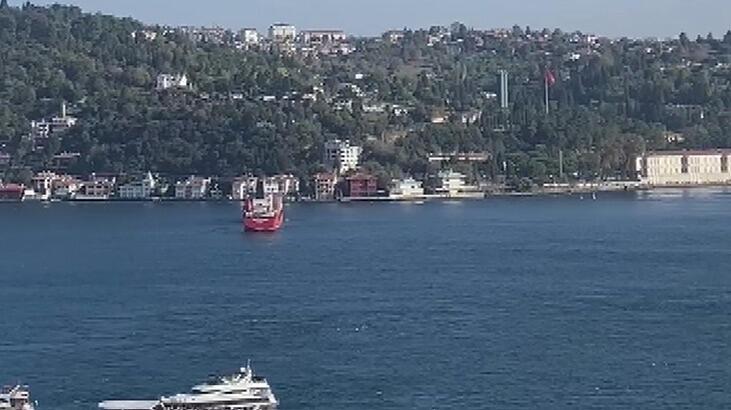 Makine arızası yapan yük gemisi İstanbul Boğazı'na demir attı