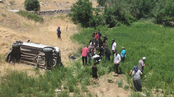 Malatya’da şarampole uçan araçta can pazarı: 2’si ağır 6 yaralı