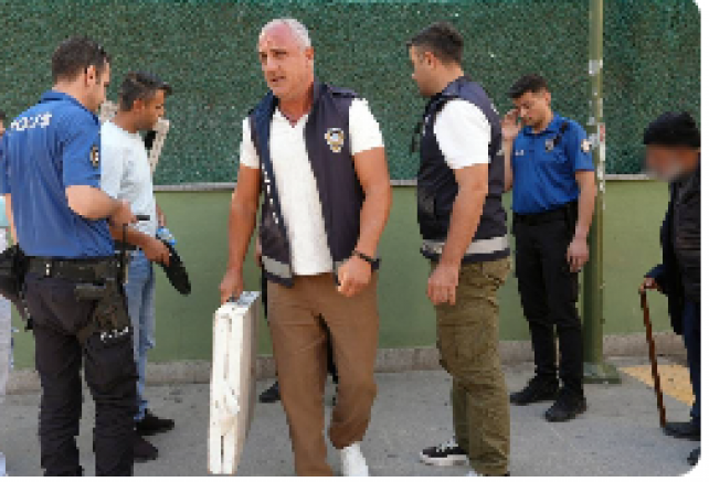 Maltepe Belediyesi zabıta ekipleri, okul önünde bıçak satan seyyar satıcıya müdahale etti