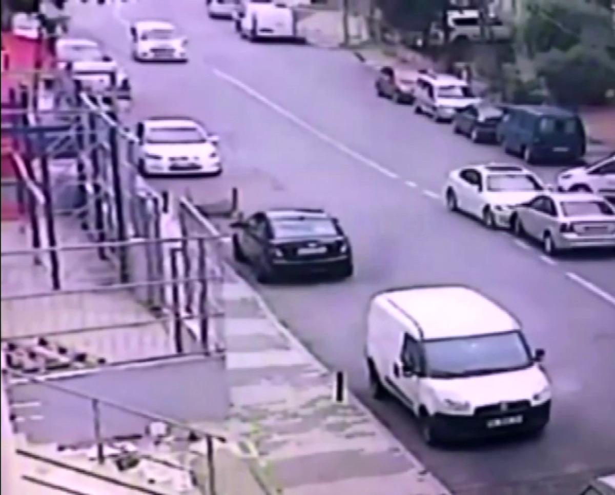 Maltepe'de çalıntı araçla kazaya karıştı, hızla kaçmaya başladı