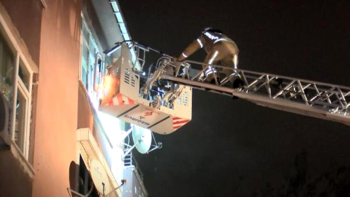 MALTEPE'DE ELEKTRİK TRAFOSU YANAN BİNADA MAHSUR KALAN 15 KİŞİYİ İTFAİYE KURTARDI