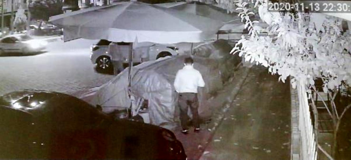 Manav tezgahının arkasına tuvaletini yaparken görüntülendi