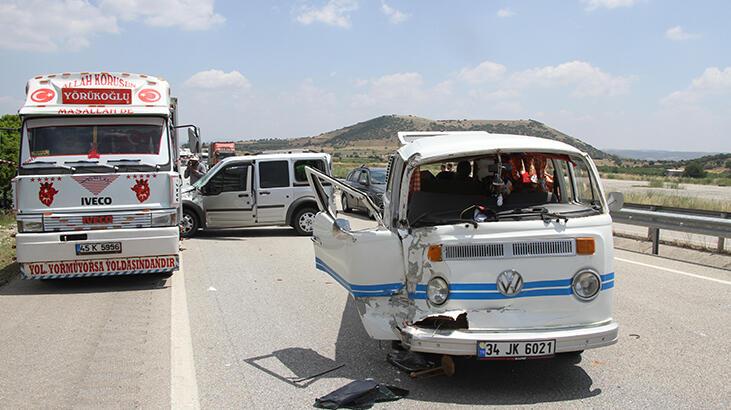Manisa'da 4 aracın karıştığı trafik kazasında 4 kişi yaralandı