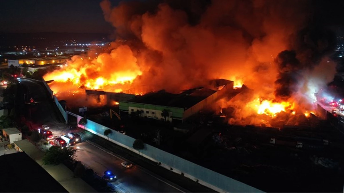 Manisa'da dev tesisteki yangın 18 saattir söndürülemiyor! Dumanlar İzmir'e ulaştı