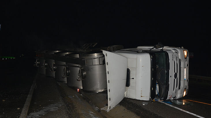 Manisa'da devrilen TIR'ın şoförü yaralandı